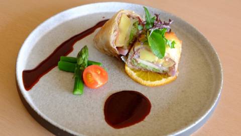 十勝牛と春野菜の包み焼き　マデラ酒風味